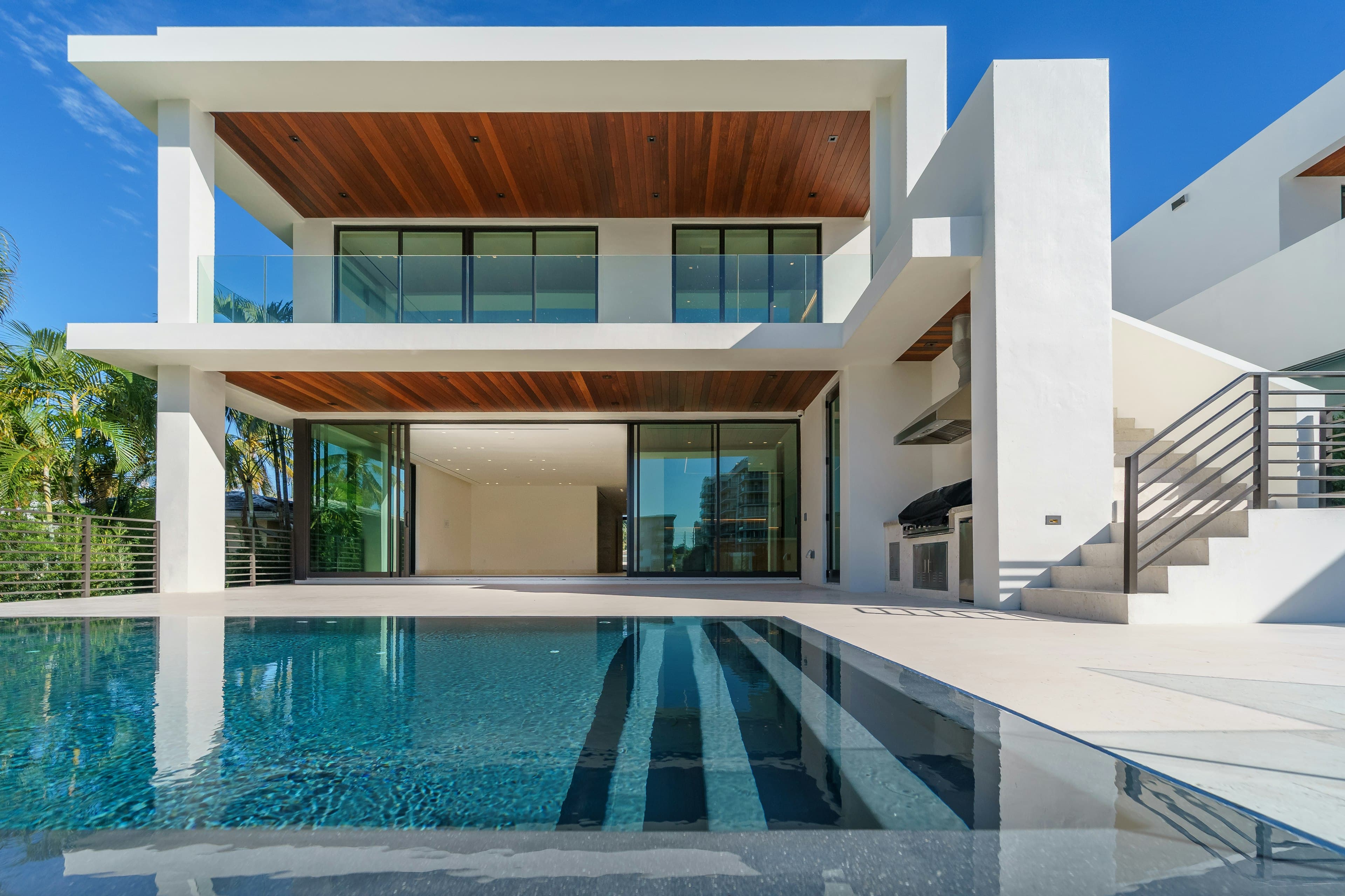 Casa de alto padrão ao entardecer — imóveis à venda e para alugar no Brasil